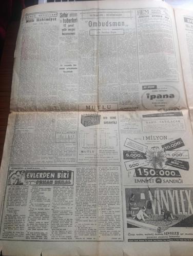 Cumhuriyet Gazetesi - Turkish Newspaper - 23 Nisan 1960 - Kırk yıl sonra yazan Nadir Nadi Başmakale -  Kırkıncı Milli hakimiyet ve Çocuk Bayramı - Cumhuriyet Bayramı törenlerinde günün mana ve ehemmiyetini belirten konuşmaları resmi geçitler takip edecek  - Milli hakimiyet yazan Cahit Tanyol - Hukuk fakültesi büro şefi Ata Sayol Dün Tevkif edildi  - Kore'de muhalefet yeni seçim istiyor - İzmit'te rafinerinin temeli bugün atılıyor - Adnan Menderes ve Fatin Rüştü Zorlu 26 Mayıs'ta atina'ya gidecekler - Amerikan Büyükelçisi Fletcher Başbakan Adnan Menderes'i ziyaret etti - Evlerden Biri Yazan Orhan Kemal Yazı Dizisi - ipana okullar arası bilgi yarışması - Arzu tramvayı piyesi şan sinemasında - Amerika NATO devletlerine Polaris füzesi verecek - parklara ve yeşil sahalara 20 Bin lale soğanı dikilecek - Ankara İstanbul Radyosu Programı - soyunan artistler ve çıplaklığın tarihi yazan Recep Doksat - beyaz perdenin hanımefendisi Janet Leigh fotoğraf  - 23 Nisan 1923