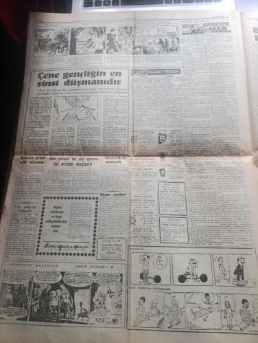 Cumhuriyet Gazetesi - Turkish Newspaper - 23 Nisan 1960 - Kırk yıl sonra yazan Nadir Nadi Başmakale -  Kırkıncı Milli hakimiyet ve Çocuk Bayramı - Cumhuriyet Bayramı törenlerinde günün mana ve ehemmiyetini belirten konuşmaları resmi geçitler takip edecek  - Milli hakimiyet yazan Cahit Tanyol - Hukuk fakültesi büro şefi Ata Sayol Dün Tevkif edildi  - Kore'de muhalefet yeni seçim istiyor - İzmit'te rafinerinin temeli bugün atılıyor - Adnan Menderes ve Fatin Rüştü Zorlu 26 Mayıs'ta atina'ya gidecekler - Amerikan Büyükelçisi Fletcher Başbakan Adnan Menderes'i ziyaret etti - Evlerden Biri Yazan Orhan Kemal Yazı Dizisi - ipana okullar arası bilgi yarışması - Arzu tramvayı piyesi şan sinemasında - Amerika NATO devletlerine Polaris füzesi verecek - parklara ve yeşil sahalara 20 Bin lale soğanı dikilecek - Ankara İstanbul Radyosu Programı - soyunan artistler ve çıplaklığın tarihi yazan Recep Doksat - beyaz perdenin hanımefendisi Janet Leigh fotoğraf  - 23 Nisan 1923