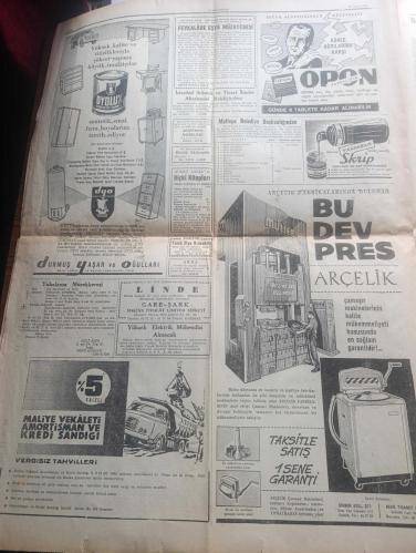 Cumhuriyet Gazetesi - Turkish Newspaper - 23 Nisan 1960 - Kırk yıl sonra yazan Nadir Nadi Başmakale -  Kırkıncı Milli hakimiyet ve Çocuk Bayramı - Cumhuriyet Bayramı törenlerinde günün mana ve ehemmiyetini belirten konuşmaları resmi geçitler takip edecek  - Milli hakimiyet yazan Cahit Tanyol - Hukuk fakültesi büro şefi Ata Sayol Dün Tevkif edildi  - Kore'de muhalefet yeni seçim istiyor - İzmit'te rafinerinin temeli bugün atılıyor - Adnan Menderes ve Fatin Rüştü Zorlu 26 Mayıs'ta atina'ya gidecekler - Amerikan Büyükelçisi Fletcher Başbakan Adnan Menderes'i ziyaret etti - Evlerden Biri Yazan Orhan Kemal Yazı Dizisi - ipana okullar arası bilgi yarışması - Arzu tramvayı piyesi şan sinemasında - Amerika NATO devletlerine Polaris füzesi verecek - parklara ve yeşil sahalara 20 Bin lale soğanı dikilecek - Ankara İstanbul Radyosu Programı - soyunan artistler ve çıplaklığın tarihi yazan Recep Doksat - beyaz perdenin hanımefendisi Janet Leigh fotoğraf  - 23 Nisan 1923