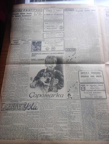 Cumhuriyet Gazetesi - Turkish Newspaper - 23 Nisan 1953 - O günün çocuğu yazan Nadir Nadi Başmakale - 23 Nisan Bayramı - Atatürk'ün fotoğrafı ve ellerinde çiçekler bir çocuk resmi - İstanbul'da saat 9.30'da Sultanahmet meydanında toplanacak öğrenciler ve yavrukurtlar şehir bandosu ile birlikte Beyazıt meydanı'na gidecekler - 23 Nisan sebebiyle Galatasaray lisesinde yavrukurtlar toplanacaklar - Kızılay çocuk Bayramı dolayısıyla Eminönü çevresinde yoksul çocukları giydirecek - Vezneciler ilkokulunda 23 Nisan töreni - Kore mütareke görüşmelerinden ümit yok  - Ankara'da kadınlar Birliği Kongresi  - Piç Kurusu yazan Azmiye Hami Güven Yazı Dizisi - sabır ile koruk yazan Bedri Rahmi Eyüboğlu - kız izci teşkilatı inceleniyor - Amerikalılar İzmir fuarına iştirak etmeyecekler - Cennet Yolu yazan Steinbeck Yazı Dizisi - Yugoslav takımı Bugün Galatasaray ile karşılaşıyor  - Brezilya takımı America Fenerbahçe ile maç yapacak - korkusuz Kaptan filmi Beyoğlu elhamra sinemasında - 23 Nisan 1920