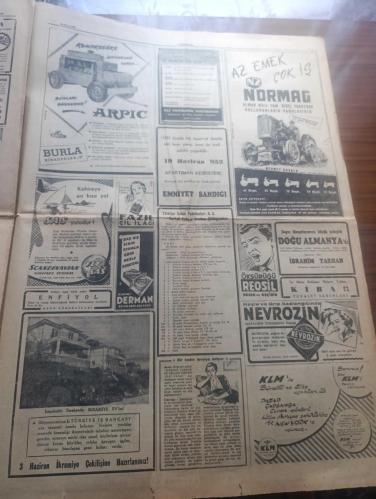 Cumhuriyet Gazetesi - Turkish Newspaper - 23 Nisan 1952 - bugünün manası yazan Abidin Daver Başmakale - 23 Nisan Bayramı - Atatürk ve 23 Nisan resim - yurtta 23 Nisan Milli hakimiyet ve çocuk bayramı dün öğleden sonra başlamıştır - bugün İstanbul'da 23 Nisan dolayısıyla muhtelif semtlerde meydanlarda törenler yapılacaktır - Eminönü ilkokulu öğrencileri saat 10.30'da Sultanahmet meydanında toplanacaklardır - şehir bandosu başta olduğu halde öğrenciler sultanahmet'ten beyaz meydanına gelecekler burada törenle merasim direğine sancak çekecekler - bugün taksim belediye gazinosunda bir çocuk balosu tertip edilmiştir - 23 Nisan'dan bazı hatıralar yazan Hıfzı Veldet Velidedeoğlu - Panaroma yazan Yakup Kadri Karaosmanoğlu Yazı Dizisi - Beşiktaş Corinthians takımını 1-0 yendi Fotoğrafı - Yarın başka bir gündür filmi saray sinemasında - zorla düğün filmi Melek sinemasında - Ay bir televizyon istasyonu olacak - Hulusi Behçet hastalığı mikrobunun bulunuşu hakkında tafsilat - 23 Nisan 1920