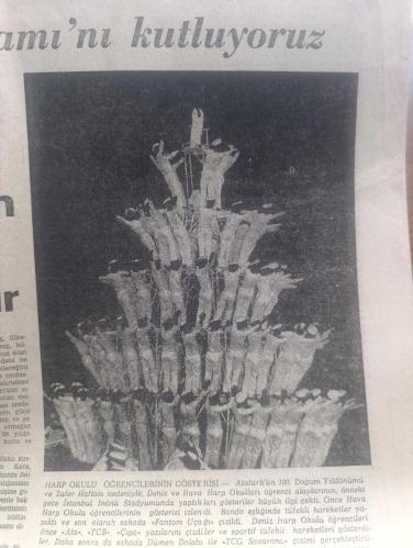 Cumhuriyet Gazetesi - Turkish Newspaper - 30 Ağustos 1981 - 30 Ağustos Zafer bayramı'nı kutluyoruz - devlet başkanı ve Genelkurmay Başkanı Orgeneral Kenan Evren Ordu her zaman ulusuna yardım edip kışlaya dönmüştür - Atatürk'ün 100. Doğum yıldönümü ve Zafer haftası nedeniyle Deniz ve Harp Okulu öğrencileri alaylarının önceki gece İstanbul İnönü stadyumunda yaptıkları gösteriler büyük ilgi çekti Fotoğrafı - Zafer haftası törenleri nedeniyle İstanbul'da bugün bazı yollar trafiğe kapanacak  - 30 Ağustos Zafer Bayramı büyük Önder Atatürk'ün doğumunun 100. Yıldönümü dolayısıyla bütün yurtta Türkiye'nin dış temsilciliklerinde ve Kıbrıs Türk Federe Devleti'nde geniş kapsamlı törenlerle kutlanacak - Kenan Evren ve beraberindekiler 9.45'te Genelkurmayda kutlamaları kabul edecekler - Ankara şehir hipodromu'ndaki tören ise 11'de başlayacak - 30 Ağustos Zafer haftası nedeniyle TBMM 100 yıl Ulus Güven parkı ve Lozan alanındaki anıtlara çelenk konulacak - Uğur Mumcu köşe yazısı - 30 Ağustos 1922