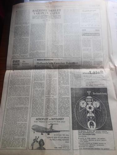 Cumhuriyet Gazetesi - Turkish Newspaper - 30 Ağustos 1981 - 30 Ağustos Zafer bayramı'nı kutluyoruz - devlet başkanı ve Genelkurmay Başkanı Orgeneral Kenan Evren Ordu her zaman ulusuna yardım edip kışlaya dönmüştür - Atatürk'ün 100. Doğum yıldönümü ve Zafer haftası nedeniyle Deniz ve Harp Okulu öğrencileri alaylarının önceki gece İstanbul İnönü stadyumunda yaptıkları gösteriler büyük ilgi çekti Fotoğrafı - Zafer haftası törenleri nedeniyle İstanbul'da bugün bazı yollar trafiğe kapanacak  - 30 Ağustos Zafer Bayramı büyük Önder Atatürk'ün doğumunun 100. Yıldönümü dolayısıyla bütün yurtta Türkiye'nin dış temsilciliklerinde ve Kıbrıs Türk Federe Devleti'nde geniş kapsamlı törenlerle kutlanacak - Kenan Evren ve beraberindekiler 9.45'te Genelkurmayda kutlamaları kabul edecekler - Ankara şehir hipodromu'ndaki tören ise 11'de başlayacak - 30 Ağustos Zafer haftası nedeniyle TBMM 100 yıl Ulus Güven parkı ve Lozan alanındaki anıtlara çelenk konulacak - Uğur Mumcu köşe yazısı - 30 Ağustos 1922