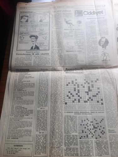 Cumhuriyet Gazetesi - Turkish Newspaper - 30 Ağustos 1981 - 30 Ağustos Zafer bayramı'nı kutluyoruz - devlet başkanı ve Genelkurmay Başkanı Orgeneral Kenan Evren Ordu her zaman ulusuna yardım edip kışlaya dönmüştür - Atatürk'ün 100. Doğum yıldönümü ve Zafer haftası nedeniyle Deniz ve Harp Okulu öğrencileri alaylarının önceki gece İstanbul İnönü stadyumunda yaptıkları gösteriler büyük ilgi çekti Fotoğrafı - Zafer haftası törenleri nedeniyle İstanbul'da bugün bazı yollar trafiğe kapanacak  - 30 Ağustos Zafer Bayramı büyük Önder Atatürk'ün doğumunun 100. Yıldönümü dolayısıyla bütün yurtta Türkiye'nin dış temsilciliklerinde ve Kıbrıs Türk Federe Devleti'nde geniş kapsamlı törenlerle kutlanacak - Kenan Evren ve beraberindekiler 9.45'te Genelkurmayda kutlamaları kabul edecekler - Ankara şehir hipodromu'ndaki tören ise 11'de başlayacak - 30 Ağustos Zafer haftası nedeniyle TBMM 100 yıl Ulus Güven parkı ve Lozan alanındaki anıtlara çelenk konulacak - Uğur Mumcu köşe yazısı - 30 Ağustos 1922