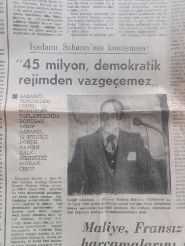 Cumhuriyet Gazetesi - Turkish Newspaper - 30 Ağustos 1981 - 30 Ağustos Zafer bayramı'nı kutluyoruz - devlet başkanı ve Genelkurmay Başkanı Orgeneral Kenan Evren Ordu her zaman ulusuna yardım edip kışlaya dönmüştür - Atatürk'ün 100. Doğum yıldönümü ve Zafer haftası nedeniyle Deniz ve Harp Okulu öğrencileri alaylarının önceki gece İstanbul İnönü stadyumunda yaptıkları gösteriler büyük ilgi çekti Fotoğrafı - Zafer haftası törenleri nedeniyle İstanbul'da bugün bazı yollar trafiğe kapanacak  - 30 Ağustos Zafer Bayramı büyük Önder Atatürk'ün doğumunun 100. Yıldönümü dolayısıyla bütün yurtta Türkiye'nin dış temsilciliklerinde ve Kıbrıs Türk Federe Devleti'nde geniş kapsamlı törenlerle kutlanacak - Kenan Evren ve beraberindekiler 9.45'te Genelkurmayda kutlamaları kabul edecekler - Ankara şehir hipodromu'ndaki tören ise 11'de başlayacak - 30 Ağustos Zafer haftası nedeniyle TBMM 100 yıl Ulus Güven parkı ve Lozan alanındaki anıtlara çelenk konulacak - Uğur Mumcu köşe yazısı - 30 Ağustos 1922