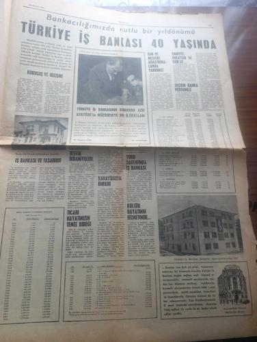 Cumhuriyet Gazetesi - Turkish Newspaper - 30 Ağustos 1964 - 30 Ağustos ordular ilk hedefiniz akdeniz'dir ileri Atatürk resmi - Büyük Zaferin 42 nci yıldönümünü kutluyoruz - 30 Ağustos dolayısıyla bütün yurtta büyük çapta askeri törenler yapılıyor - şimdiye kadar hiçbir yerde yayınlanmamış olan bu tarihi fotoğrafta General Trikopis taksir edildikten sonra Afyon istasyonunda görülüyor - Onbinlerce genç ve istanbullu'nun meydana getirdiği topluluk Galata köprüsü'nden geçerken Fotoğrafı - Gençlik Amerika'yı tekrar Tel'in etti - 30 Ağustos Zafer Bayramı'nın 42 İnci yıldönümü münasebeti ile Milli savunma Bakanı İlhami Sancar Genelkurmay Başkanı Orgeneral Cevdet sunay'a mesaj göndermiştir - 42 yıl sonra yazan Ecvet Güresin - büyük taarruz anıları anlatan Kazım Özalp - 30 Ağustosun düşündürdükleri yazan General Kenan Esengin - Türkiye İş Bankası 40 yaşında - 40 yıl önce 30 Ağustos 1925 tarihli Cumhuriyetten - Gazi Mustafa Kemal altın deftere ihtisaslarını kaydediyor fotoğraf - 30 Ağustos 1922