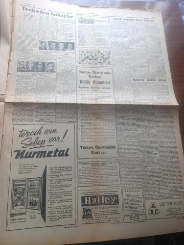 Cumhuriyet Gazetesi - Turkish Newspaper - 30 Ağustos 1964 - 30 Ağustos ordular ilk hedefiniz akdeniz'dir ileri Atatürk resmi - Büyük Zaferin 42 nci yıldönümünü kutluyoruz - 30 Ağustos dolayısıyla bütün yurtta büyük çapta askeri törenler yapılıyor - şimdiye kadar hiçbir yerde yayınlanmamış olan bu tarihi fotoğrafta General Trikopis taksir edildikten sonra Afyon istasyonunda görülüyor - Onbinlerce genç ve istanbullu'nun meydana getirdiği topluluk Galata köprüsü'nden geçerken Fotoğrafı - Gençlik Amerika'yı tekrar Tel'in etti - 30 Ağustos Zafer Bayramı'nın 42 İnci yıldönümü münasebeti ile Milli savunma Bakanı İlhami Sancar Genelkurmay Başkanı Orgeneral Cevdet sunay'a mesaj göndermiştir - 42 yıl sonra yazan Ecvet Güresin - büyük taarruz anıları anlatan Kazım Özalp - 30 Ağustosun düşündürdükleri yazan General Kenan Esengin - Türkiye İş Bankası 40 yaşında - 40 yıl önce 30 Ağustos 1925 tarihli Cumhuriyetten - Gazi Mustafa Kemal altın deftere ihtisaslarını kaydediyor fotoğraf - 30 Ağustos 1922