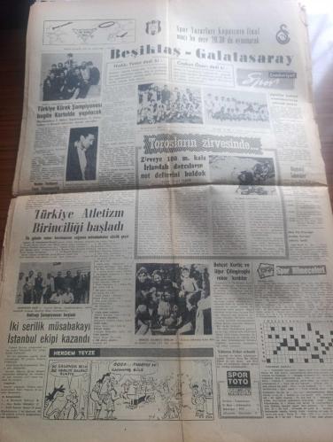 Cumhuriyet Gazetesi - Turkish Newspaper - 30 Ağustos 1964 - 30 Ağustos ordular ilk hedefiniz akdeniz'dir ileri Atatürk resmi - Büyük Zaferin 42 nci yıldönümünü kutluyoruz - 30 Ağustos dolayısıyla bütün yurtta büyük çapta askeri törenler yapılıyor - şimdiye kadar hiçbir yerde yayınlanmamış olan bu tarihi fotoğrafta General Trikopis taksir edildikten sonra Afyon istasyonunda görülüyor - Onbinlerce genç ve istanbullu'nun meydana getirdiği topluluk Galata köprüsü'nden geçerken Fotoğrafı - Gençlik Amerika'yı tekrar Tel'in etti - 30 Ağustos Zafer Bayramı'nın 42 İnci yıldönümü münasebeti ile Milli savunma Bakanı İlhami Sancar Genelkurmay Başkanı Orgeneral Cevdet sunay'a mesaj göndermiştir - 42 yıl sonra yazan Ecvet Güresin - büyük taarruz anıları anlatan Kazım Özalp - 30 Ağustosun düşündürdükleri yazan General Kenan Esengin - Türkiye İş Bankası 40 yaşında - 40 yıl önce 30 Ağustos 1925 tarihli Cumhuriyetten - Gazi Mustafa Kemal altın deftere ihtisaslarını kaydediyor fotoğraf - 30 Ağustos 1922