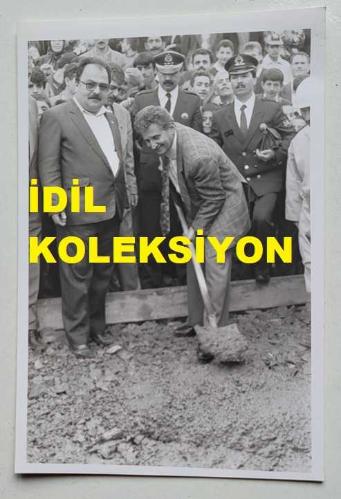 TÜRKİYE CUMHURİYETİ ESKİ SAĞLIK BAKANI YILDIRIM AKTUNA'NIN ORİJİNAL AJANS-BASIN FOTOĞRAFI - 18 x 12 cm EBADINDA - YILDIRIM AKTUNA, BİR TEMEL ATMA TÖRENİNDE KÜREĞİ ALIP İLK BETONU DÖKERKEN ÇEKİLMİŞ BİR KARE