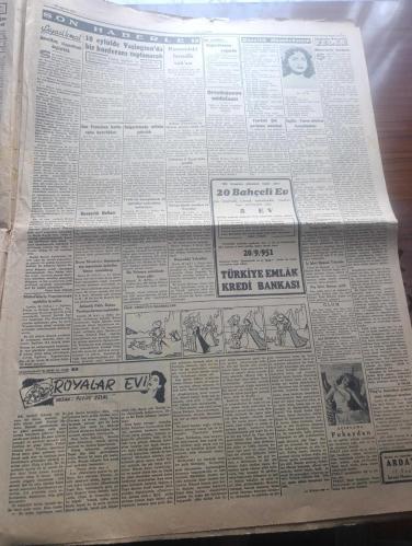 Cumhuriyet Gazetesi - Turkish Newspaper - 30 Ağustos 1951 - 30 Ağustos resmi çizen Ali Ulvi  - kaderi değiştiren gün yazan Nadir Nadi Başmakale - 30 Ağustos Zafer Bayramı - 29 yıl önce bugün o muhteşem zaferi kazandık - Genelkurmay Başkanı Orgeneral Nuri Yamut 30 Ağustos Zafer Bayramı münasebeti ile Türk Silahlı kuvvetlerine mesaj göndermiştir - Seçim bölgelerindeki Cumhuriyet ekibi bildiriyor idare adamlarının telaş ve endişesi - cumhurbaşkanımız Celal Bayar Dün İş bankası'nın İstanbul merkezinden çıkarken fotoğraf - yaralı gazilerimiz Yarın Kore'den İzmir'e geliyor fotoğraflar - kaçakçılar arasında 25 gün röportajı yapan Yaşar Kemal - Başkumandan meydan muharebesi yazan Haluk Yusuf Şehsuvaroğlu - Rüyalar Evi yazan Peride Celal Yazı Dizisi - münevverler hesabına yazan Burhan Felek - Rusya'daki Yahudiler - Feridun kılıç Beynelmilel hakemlerimiz arasına girdi - İstanbul enternasyonal basketbol turnuvası - halk düşmanı filmi Ar  elhamra sineması - 30 Ağustos 1922