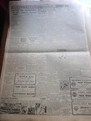Cumhuriyet Gazetesi - Turkish Newspaper - 30 Ağustos 1951 - 30 Ağustos resmi çizen Ali Ulvi  - kaderi değiştiren gün yazan Nadir Nadi Başmakale - 30 Ağustos Zafer Bayramı - 29 yıl önce bugün o muhteşem zaferi kazandık - Genelkurmay Başkanı Orgeneral Nuri Yamut 30 Ağustos Zafer Bayramı münasebeti ile Türk Silahlı kuvvetlerine mesaj göndermiştir - Seçim bölgelerindeki Cumhuriyet ekibi bildiriyor idare adamlarının telaş ve endişesi - cumhurbaşkanımız Celal Bayar Dün İş bankası'nın İstanbul merkezinden çıkarken fotoğraf - yaralı gazilerimiz Yarın Kore'den İzmir'e geliyor fotoğraflar - kaçakçılar arasında 25 gün röportajı yapan Yaşar Kemal - Başkumandan meydan muharebesi yazan Haluk Yusuf Şehsuvaroğlu - Rüyalar Evi yazan Peride Celal Yazı Dizisi - münevverler hesabına yazan Burhan Felek - Rusya'daki Yahudiler - Feridun kılıç Beynelmilel hakemlerimiz arasına girdi - İstanbul enternasyonal basketbol turnuvası - halk düşmanı filmi Ar  elhamra sineması - 30 Ağustos 1922