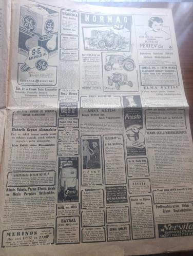 Cumhuriyet Gazetesi - Turkish Newspaper - 30 Ağustos 1951 - 30 Ağustos resmi çizen Ali Ulvi  - kaderi değiştiren gün yazan Nadir Nadi Başmakale - 30 Ağustos Zafer Bayramı - 29 yıl önce bugün o muhteşem zaferi kazandık - Genelkurmay Başkanı Orgeneral Nuri Yamut 30 Ağustos Zafer Bayramı münasebeti ile Türk Silahlı kuvvetlerine mesaj göndermiştir - Seçim bölgelerindeki Cumhuriyet ekibi bildiriyor idare adamlarının telaş ve endişesi - cumhurbaşkanımız Celal Bayar Dün İş bankası'nın İstanbul merkezinden çıkarken fotoğraf - yaralı gazilerimiz Yarın Kore'den İzmir'e geliyor fotoğraflar - kaçakçılar arasında 25 gün röportajı yapan Yaşar Kemal - Başkumandan meydan muharebesi yazan Haluk Yusuf Şehsuvaroğlu - Rüyalar Evi yazan Peride Celal Yazı Dizisi - münevverler hesabına yazan Burhan Felek - Rusya'daki Yahudiler - Feridun kılıç Beynelmilel hakemlerimiz arasına girdi - İstanbul enternasyonal basketbol turnuvası - halk düşmanı filmi Ar  elhamra sineması - 30 Ağustos 1922