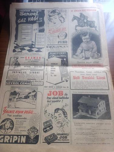 Cumhuriyet Gazetesi - Turkish Newspaper - 30 Ağustos 1951 - 30 Ağustos resmi çizen Ali Ulvi  - kaderi değiştiren gün yazan Nadir Nadi Başmakale - 30 Ağustos Zafer Bayramı - 29 yıl önce bugün o muhteşem zaferi kazandık - Genelkurmay Başkanı Orgeneral Nuri Yamut 30 Ağustos Zafer Bayramı münasebeti ile Türk Silahlı kuvvetlerine mesaj göndermiştir - Seçim bölgelerindeki Cumhuriyet ekibi bildiriyor idare adamlarının telaş ve endişesi - cumhurbaşkanımız Celal Bayar Dün İş bankası'nın İstanbul merkezinden çıkarken fotoğraf - yaralı gazilerimiz Yarın Kore'den İzmir'e geliyor fotoğraflar - kaçakçılar arasında 25 gün röportajı yapan Yaşar Kemal - Başkumandan meydan muharebesi yazan Haluk Yusuf Şehsuvaroğlu - Rüyalar Evi yazan Peride Celal Yazı Dizisi - münevverler hesabına yazan Burhan Felek - Rusya'daki Yahudiler - Feridun kılıç Beynelmilel hakemlerimiz arasına girdi - İstanbul enternasyonal basketbol turnuvası - halk düşmanı filmi Ar  elhamra sineması - 30 Ağustos 1922