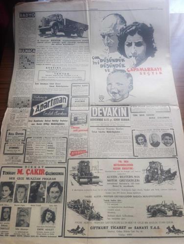 Cumhuriyet Gazetesi - Turkish Newspaper - 30 Ağustos 1949 - 30 Ağustos zaferinin 27 nci yıldönümü - hümanist milliyetçilik yazan Nadir Nadi Başmakale - bu büyük gün memleketin her köşesinde olduğu gibi İstanbul'da da engin bir heyecanla kutlanacak - 30 Ağustos'ta geçit resimleri halkevlerinde toplantılar yapılacak - 30 Ağustos dolayısıyla saat dokuzdan itibaren tebrik kabulü ile başlanacak törenler - başkumandanlık Meydan muharebesi'ne dair en küçük rütbeli bir subay müteakiben de  İstanbul komutanı  tümgeneral Kazım Andaş tarafından birer nutuk söylenecektir - Erdal İnönü Amerikalı bir kızla evlenmek için babasından izin almaya çalışıyor Fotoğrafı - ilk Türk devletleri ve bizans'ın korkunçluğu Yazan İsmail Habib Sevük - 30 Ağustos Zafer Bayramı dolayısıyla Kadıköy halkevi zengin bir program hazırlamıştır - 30 Ağustos'ta Hulusi Öktem'in idaresindeki koro ve orkestra birer konser verecekler - Müzeyyen Senar Işıl ve Ahmed Üstün Cağaloğlu çiftesaraylar bahçesinde - 30 Ağustos 1922