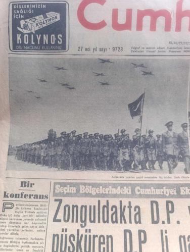Cumhuriyet Gazetesi - Turkish Newspaper - 31 Ağustos 1951 - Bir Konferans Yazan Nadir Nadi Köşe Yazısı - 30 Ağustos Zafer Bayramı kutlu olsun - Başbakan Adnan Menderes genelkurmay başkanının şahsında orduyu tebrik ederken Fotoğraf - 30 Ağustos törenlerinde Atatürk'ün geçici kabrine çelen konuldu - Celal Bayar tebrik mesajı - Ankara'da Yapılan Geçid Resminden İki İntiba Harb Okulu Ve Yedek Subay Öğrencileri İle Süvariler Geçerlerken Fotoğrafı - Seçim Bölgelerinde Cumhuriyet Ekibi Bildiriyor - Zafer Bayramı Dün Heyecanla Kutlandı - Raman Petrol Tesisinde Sabotaj Hareketi Yok   - Kaçakçılar Arasında Röportajı Yapan Yaşar Kemal Yazı Dizisi - Rüyalar Evi Yazan Peride Celal Yazı Dizisi - Ankara'da Park Sineması Üç Gün Müddetle Kapatıldı - Edirne'de Adnan Canayakın İsimli Kişi Komünizm Propagandası Yapmaktan Yakalandı - Mısır Tarlasında İdman Yapan Altınay Sporcuları - Kadın Gazeteci Lil'in Maceraları Çizgi Roman - Türkiye Kupası İhdas Ediliyor - Siirt'in Garzan Bölgesinde Petrol Bulundu