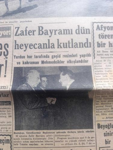 Cumhuriyet Gazetesi - Turkish Newspaper - 31 Ağustos 1951 - Bir Konferans Yazan Nadir Nadi Köşe Yazısı - 30 Ağustos Zafer Bayramı kutlu olsun - Başbakan Adnan Menderes genelkurmay başkanının şahsında orduyu tebrik ederken Fotoğraf - 30 Ağustos törenlerinde Atatürk'ün geçici kabrine çelen konuldu - Celal Bayar tebrik mesajı - Ankara'da Yapılan Geçid Resminden İki İntiba Harb Okulu Ve Yedek Subay Öğrencileri İle Süvariler Geçerlerken Fotoğrafı - Seçim Bölgelerinde Cumhuriyet Ekibi Bildiriyor - Zafer Bayramı Dün Heyecanla Kutlandı - Raman Petrol Tesisinde Sabotaj Hareketi Yok   - Kaçakçılar Arasında Röportajı Yapan Yaşar Kemal Yazı Dizisi - Rüyalar Evi Yazan Peride Celal Yazı Dizisi - Ankara'da Park Sineması Üç Gün Müddetle Kapatıldı - Edirne'de Adnan Canayakın İsimli Kişi Komünizm Propagandası Yapmaktan Yakalandı - Mısır Tarlasında İdman Yapan Altınay Sporcuları - Kadın Gazeteci Lil'in Maceraları Çizgi Roman - Türkiye Kupası İhdas Ediliyor - Siirt'in Garzan Bölgesinde Petrol Bulundu