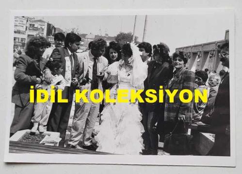 TÜRKİYE CUMHURİYETİ ESKİ SAĞLIK BAKANI YILDIRIM AKTUNA'NIN ORİJİNAL 2'Lİ AJANS-BASIN FOTOĞRAFI SETİ - 18 x 12 cm EBADINDA - YILDIRIM AKTUNA, KATILDIĞI BİR DÜĞÜNDE GELİN ve DAMATLA BİRLİKTE KONUŞURKEN ÇEKİLMİŞ 2 FARKLI KARE, MAYIS 1991