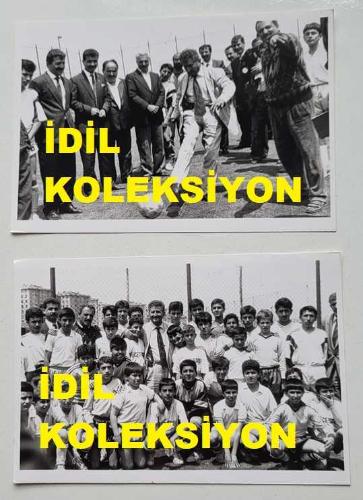 TÜRKİYE CUMHURİYETİ ESKİ SAĞLIK BAKANI YILDIRIM AKTUNA'NIN ORİJİNAL 2'Lİ AJANS-BASIN FOTOĞRAFI SETİ - 18 x 12 cm EBADINDA - YILDIRIM AKTUNA, MERTERSPOR'UN ÇOCUK FUTBOL TAKIMIYLA TOPLUCA HATIRA POZU VERİRKEN ve SAHADA TOP OYNARKEN ÇEKİLMİŞ 2 FARKLI KARE, MAYIS 1991