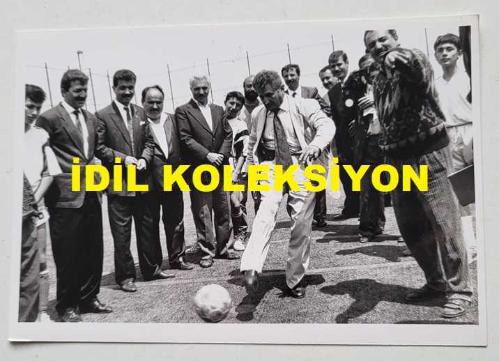 TÜRKİYE CUMHURİYETİ ESKİ SAĞLIK BAKANI YILDIRIM AKTUNA'NIN ORİJİNAL 2'Lİ AJANS-BASIN FOTOĞRAFI SETİ - 18 x 12 cm EBADINDA - YILDIRIM AKTUNA, MERTERSPOR'UN ÇOCUK FUTBOL TAKIMIYLA TOPLUCA HATIRA POZU VERİRKEN ve SAHADA TOP OYNARKEN ÇEKİLMİŞ 2 FARKLI KARE, MAYIS 1991