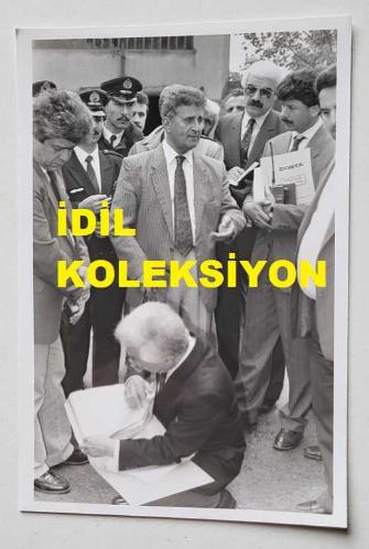 TÜRKİYE CUMHURİYETİ ESKİ SAĞLIK BAKANI YILDIRIM AKTUNA'NIN ORİJİNAL 2'Lİ AJANS-BASIN FOTOĞRAFI SETİ - 18 x 12 cm EBADINDA - YILDIRIM AKTUNA, ZABITALAR EŞLİĞİNDE GİTTİĞİ YERDE KENDİSİNE GÖSTERİLEN EVRAKLARI İNCELERKEN ÇEKİLMİŞ 2 FARKLI KARE
