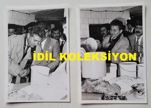 TÜRKİYE CUMHURİYETİ ESKİ SAĞLIK BAKANI YILDIRIM AKTUNA'NIN ORİJİNAL 2'Lİ AJANS-BASIN FOTOĞRAFI SETİ - 18 x 12 cm EBADINDA - YILDIRIM AKTUNA, DENETLEME İÇİN GİTTİĞİ FIRINDA KULLANILAN MALZEMELERİ İNCELERKEN ÇEKİLMİŞ 2 FARKLI KARE