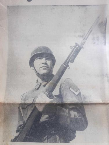 Cumhuriyet Gazetesi - Turkish Newspaper - 30 Ağustos 1963 - 30 Ağustos'un 41. Yıldönümünü kutluyoruz - Genelkurmay Başkanı sayın Orgeneral Cevdet Sunay 30 Ağustos Zafer Bayramı münasebetiyle Cumhuriyet'e şu özel demeci vermiştir - Cemal Gürsel 30 Ağustos hatıralarını anlattı fotoğraf - Amerika'da zencilerin muhteşem yürüyüşü dünyada geniş yankı uyandırdı - Atatürk Mareşal Fevzi Çakmak Salih Bozok ve Ahmet çavuş anlatıyorlar Zafer günü 30 Ağustos 1922 nakleden Sait Terzioğlu - Zafer Bayramı ve ötesi yazan doktor İsmet Giritli - eşsiz Atatürk'ün görülmemiş bir fotoğrafı Gazi Mustafa Kemal nişan talimi sırasında silah başında - Zafer anıtının temel atma töreninden sonra büyük zaferin başkumandan ve kumandanları dumlupınar'da Fotoğrafı - afyon'daki Zafer Odası Mustafa Kemal düşmanın imhası planlarını bu odada bu masanın başında hazırladı (eşya aynı eşyadır ) Fotoğraf - bir zaferin düşündürdükleri yazan korgeneral Refik Tulga - Kanlı Topraklar yazan Orhan Kemal Yazı Dizisi - 30 Ağustos 1922