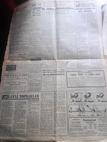 Cumhuriyet Gazetesi - Turkish Newspaper - 30 Ağustos 1963 - 30 Ağustos'un 41. Yıldönümünü kutluyoruz - Genelkurmay Başkanı sayın Orgeneral Cevdet Sunay 30 Ağustos Zafer Bayramı münasebetiyle Cumhuriyet'e şu özel demeci vermiştir - Cemal Gürsel 30 Ağustos hatıralarını anlattı fotoğraf - Amerika'da zencilerin muhteşem yürüyüşü dünyada geniş yankı uyandırdı - Atatürk Mareşal Fevzi Çakmak Salih Bozok ve Ahmet çavuş anlatıyorlar Zafer günü 30 Ağustos 1922 nakleden Sait Terzioğlu - Zafer Bayramı ve ötesi yazan doktor İsmet Giritli - eşsiz Atatürk'ün görülmemiş bir fotoğrafı Gazi Mustafa Kemal nişan talimi sırasında silah başında - Zafer anıtının temel atma töreninden sonra büyük zaferin başkumandan ve kumandanları dumlupınar'da Fotoğrafı - afyon'daki Zafer Odası Mustafa Kemal düşmanın imhası planlarını bu odada bu masanın başında hazırladı (eşya aynı eşyadır ) Fotoğraf - bir zaferin düşündürdükleri yazan korgeneral Refik Tulga - Kanlı Topraklar yazan Orhan Kemal Yazı Dizisi - 30 Ağustos 1922