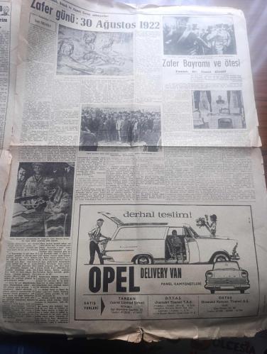 Cumhuriyet Gazetesi - Turkish Newspaper - 30 Ağustos 1963 - 30 Ağustos'un 41. Yıldönümünü kutluyoruz - Genelkurmay Başkanı sayın Orgeneral Cevdet Sunay 30 Ağustos Zafer Bayramı münasebetiyle Cumhuriyet'e şu özel demeci vermiştir - Cemal Gürsel 30 Ağustos hatıralarını anlattı fotoğraf - Amerika'da zencilerin muhteşem yürüyüşü dünyada geniş yankı uyandırdı - Atatürk Mareşal Fevzi Çakmak Salih Bozok ve Ahmet çavuş anlatıyorlar Zafer günü 30 Ağustos 1922 nakleden Sait Terzioğlu - Zafer Bayramı ve ötesi yazan doktor İsmet Giritli - eşsiz Atatürk'ün görülmemiş bir fotoğrafı Gazi Mustafa Kemal nişan talimi sırasında silah başında - Zafer anıtının temel atma töreninden sonra büyük zaferin başkumandan ve kumandanları dumlupınar'da Fotoğrafı - afyon'daki Zafer Odası Mustafa Kemal düşmanın imhası planlarını bu odada bu masanın başında hazırladı (eşya aynı eşyadır ) Fotoğraf - bir zaferin düşündürdükleri yazan korgeneral Refik Tulga - Kanlı Topraklar yazan Orhan Kemal Yazı Dizisi - 30 Ağustos 1922