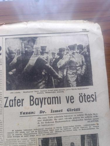 Cumhuriyet Gazetesi - Turkish Newspaper - 30 Ağustos 1963 - 30 Ağustos'un 41. Yıldönümünü kutluyoruz - Genelkurmay Başkanı sayın Orgeneral Cevdet Sunay 30 Ağustos Zafer Bayramı münasebetiyle Cumhuriyet'e şu özel demeci vermiştir - Cemal Gürsel 30 Ağustos hatıralarını anlattı fotoğraf - Amerika'da zencilerin muhteşem yürüyüşü dünyada geniş yankı uyandırdı - Atatürk Mareşal Fevzi Çakmak Salih Bozok ve Ahmet çavuş anlatıyorlar Zafer günü 30 Ağustos 1922 nakleden Sait Terzioğlu - Zafer Bayramı ve ötesi yazan doktor İsmet Giritli - eşsiz Atatürk'ün görülmemiş bir fotoğrafı Gazi Mustafa Kemal nişan talimi sırasında silah başında - Zafer anıtının temel atma töreninden sonra büyük zaferin başkumandan ve kumandanları dumlupınar'da Fotoğrafı - afyon'daki Zafer Odası Mustafa Kemal düşmanın imhası planlarını bu odada bu masanın başında hazırladı (eşya aynı eşyadır ) Fotoğraf - bir zaferin düşündürdükleri yazan korgeneral Refik Tulga - Kanlı Topraklar yazan Orhan Kemal Yazı Dizisi - 30 Ağustos 1922