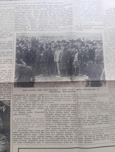 Cumhuriyet Gazetesi - Turkish Newspaper - 30 Ağustos 1963 - 30 Ağustos'un 41. Yıldönümünü kutluyoruz - Genelkurmay Başkanı sayın Orgeneral Cevdet Sunay 30 Ağustos Zafer Bayramı münasebetiyle Cumhuriyet'e şu özel demeci vermiştir - Cemal Gürsel 30 Ağustos hatıralarını anlattı fotoğraf - Amerika'da zencilerin muhteşem yürüyüşü dünyada geniş yankı uyandırdı - Atatürk Mareşal Fevzi Çakmak Salih Bozok ve Ahmet çavuş anlatıyorlar Zafer günü 30 Ağustos 1922 nakleden Sait Terzioğlu - Zafer Bayramı ve ötesi yazan doktor İsmet Giritli - eşsiz Atatürk'ün görülmemiş bir fotoğrafı Gazi Mustafa Kemal nişan talimi sırasında silah başında - Zafer anıtının temel atma töreninden sonra büyük zaferin başkumandan ve kumandanları dumlupınar'da Fotoğrafı - afyon'daki Zafer Odası Mustafa Kemal düşmanın imhası planlarını bu odada bu masanın başında hazırladı (eşya aynı eşyadır ) Fotoğraf - bir zaferin düşündürdükleri yazan korgeneral Refik Tulga - Kanlı Topraklar yazan Orhan Kemal Yazı Dizisi - 30 Ağustos 1922