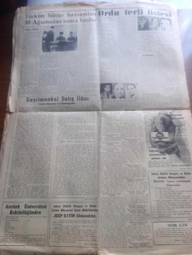 Cumhuriyet Gazetesi - Turkish Newspaper - 30 Ağustos 1963 - 30 Ağustos'un 41. Yıldönümünü kutluyoruz - Genelkurmay Başkanı sayın Orgeneral Cevdet Sunay 30 Ağustos Zafer Bayramı münasebetiyle Cumhuriyet'e şu özel demeci vermiştir - Cemal Gürsel 30 Ağustos hatıralarını anlattı fotoğraf - Amerika'da zencilerin muhteşem yürüyüşü dünyada geniş yankı uyandırdı - Atatürk Mareşal Fevzi Çakmak Salih Bozok ve Ahmet çavuş anlatıyorlar Zafer günü 30 Ağustos 1922 nakleden Sait Terzioğlu - Zafer Bayramı ve ötesi yazan doktor İsmet Giritli - eşsiz Atatürk'ün görülmemiş bir fotoğrafı Gazi Mustafa Kemal nişan talimi sırasında silah başında - Zafer anıtının temel atma töreninden sonra büyük zaferin başkumandan ve kumandanları dumlupınar'da Fotoğrafı - afyon'daki Zafer Odası Mustafa Kemal düşmanın imhası planlarını bu odada bu masanın başında hazırladı (eşya aynı eşyadır ) Fotoğraf - bir zaferin düşündürdükleri yazan korgeneral Refik Tulga - Kanlı Topraklar yazan Orhan Kemal Yazı Dizisi - 30 Ağustos 1922