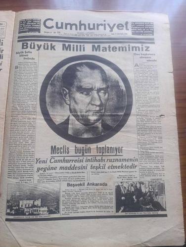 Cumhuriyet 100. Yıl Gazetesi - Turkish Newspaper - 19 Mayıs 1981 - Cumhuriyet gazetesinin 7 Mayıs 1924 günü çıkan ilk sayısı tıpkıbasım - Atatürk'ün fotoğrafı - büyük Önder Atatürk kurucumuz Yunus Nadi İle fotoğraf - Osmanlıca Cumhuriyet Gazetesi sayfaları - 26 Teşrinisani ( Kasım) 1927 kurucumuz Yunus nadi'nin Kurtuluş Savaşı'nda Ankara'da yayınladığı Yenigün Gazetesinin öncülüğü ve cumhuriyetin desteği ile yapılan Zafer anıtının açılış törenini yansıtan sayı - 10 Nisan 1928 teşkilat-ı esasiye kanunu'nda yapılan değişiklikle laiklik anayasasının yaşama geçirilmesi - 5 Eylül 1928 cumhuriyetin yeni harflerle okuyup yazmayı kolaylaştırmak amacıyla yayınladığı levha Fotoğrafı - bugün merasimle cemiyeti akvama giriyoruz 18 Temmuz 1932 - İlk dil kurultayı bugün toplanıyor 26 Eylül 1932- Onuncu yılın bayramı - eski devirlerin artığı lakap ve ünvanlar kaldırıldı 27 Teşrinisani 1934 - Kubilay abidesi dün büyük merasim ve tezahüratla açıldı 27 Birincikanun 1934 - 19 Mayıs 1919