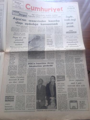 Cumhuriyet Gazetesi - Turkish Newspaper - 19 Mayıs 1981 - bugün yazan Nadir Nadi Başmakale - Atatürk 100 yaşında - Atatürk'ün fotoğrafı - tüm yurtta 19 Mayıs törenleri yapılıyor - Türkiye haritası her yer Samsun resim - 19 Mayıs Atatürk'ü anma ve Gençlik Spor Bayramı Kıbrıs Türk Federe Devleti'nde de geniş bir programla kutlanacak - devlet başkanı Kenan Evren MGK üyeleri ve başbakan Bülend Ulusu saat 14.20'de Anıtkabir'e ziyaret edip saygı duruşunda bulunmaları ile tören başlayacak - Samsun'dan getirilecek bayrak ile kıbrıs'tan getirilecek toprak devlet başkanına sunulacak - bu yıl 2 yıl öncesinden farklı olarak 4 kule kuruluyor gençliğin kurdukları kuleler Atatürk'ün kurduğu ilkelerini ve kurduğu Cumhuriyeti simgeliyor - radyo ve televizyonda 19 Mayıs törenleri yayın programı - 19 Mayıs'ta tarihe ne yazıldı yazan Aydın Aybay - Bandırma vapuru Samsun'da özgürlüğe ilk adım yaşandı yazan Selim Yalçıner - tersine tarih İlhan Selçuk - Atatürk için kitaplar  Doğan Hızlan - 19 Mayıs 1919