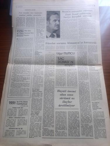 Cumhuriyet Gazetesi - Turkish Newspaper - 19 Mayıs 1981 - bugün yazan Nadir Nadi Başmakale - Atatürk 100 yaşında - Atatürk'ün fotoğrafı - tüm yurtta 19 Mayıs törenleri yapılıyor - Türkiye haritası her yer Samsun resim - 19 Mayıs Atatürk'ü anma ve Gençlik Spor Bayramı Kıbrıs Türk Federe Devleti'nde de geniş bir programla kutlanacak - devlet başkanı Kenan Evren MGK üyeleri ve başbakan Bülend Ulusu saat 14.20'de Anıtkabir'e ziyaret edip saygı duruşunda bulunmaları ile tören başlayacak - Samsun'dan getirilecek bayrak ile kıbrıs'tan getirilecek toprak devlet başkanına sunulacak - bu yıl 2 yıl öncesinden farklı olarak 4 kule kuruluyor gençliğin kurdukları kuleler Atatürk'ün kurduğu ilkelerini ve kurduğu Cumhuriyeti simgeliyor - radyo ve televizyonda 19 Mayıs törenleri yayın programı - 19 Mayıs'ta tarihe ne yazıldı yazan Aydın Aybay - Bandırma vapuru Samsun'da özgürlüğe ilk adım yaşandı yazan Selim Yalçıner - tersine tarih İlhan Selçuk - Atatürk için kitaplar  Doğan Hızlan - 19 Mayıs 1919