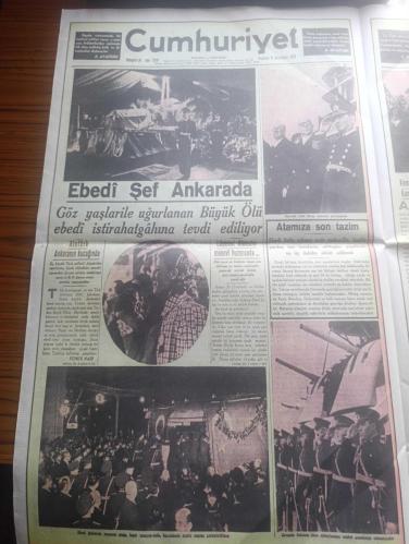 Cumhuriyet Gazetesi - Turkish Newspaper - 11 - 21 - 23 İkinciteşrin (Kasım) 11 Kasım 1953 tıpkıbasım ilk sayfalar - büyük milli matemimiz Atatürk fotoğrafı - Büyük Şefin ölümü önünde yazan Yunus Nadi - dolmabahçe'nin bayrağı yarı inik hazin manzarası Fotoğrafı - Dün İstanbul'dan bir köşe kara haber okunuyor fotoğraf - başvekil Celal Bayar Ankara'da - meclis bugün toplanıyor yeni Cumhurreisi intihabı ruznamenin yegane maddesini teşkil etmektedir- Ebedi Şef Atatürk Ankara'da - Gözyaşları ile uğurlanan büyük ölü Ankara'da - Atatürk Ankara'nın kucağında yazan Yunus Nadi - başvekil Celal Bayar yavuz güvertesinde - Kemalist Türkiye'nin kemalizm enstitüsü yazan Yunus Nadi - ebedi şefimizin Aziz naaşı Etnografya müzesindeki muvakkat istirahatgahında Fotoğrafı - İsmet İnönü Dün Ankara'da ecnebi matbuat mümessillerine mühim beyanatta bulundu - Reisicumhur İsmet İnönü büyük Ata'nın son istirahatgahında tazimle eğiliyor Fotoğrafı - büyük Atatürk Anıtkabir'e götürülürken Fotoğrafı - 10 Kasım 1938