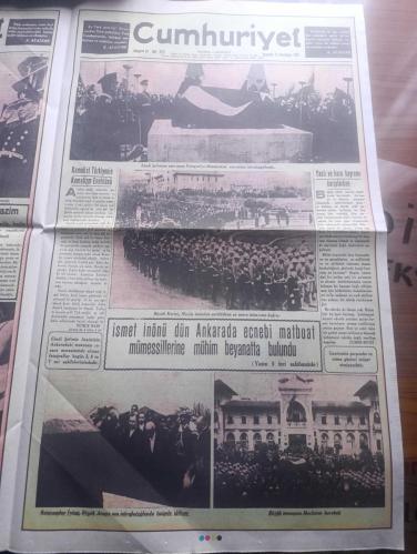 Cumhuriyet Gazetesi - Turkish Newspaper - 11 - 21 - 23 İkinciteşrin (Kasım) 11 Kasım 1953 tıpkıbasım ilk sayfalar - büyük milli matemimiz Atatürk fotoğrafı - Büyük Şefin ölümü önünde yazan Yunus Nadi - dolmabahçe'nin bayrağı yarı inik hazin manzarası Fotoğrafı - Dün İstanbul'dan bir köşe kara haber okunuyor fotoğraf - başvekil Celal Bayar Ankara'da - meclis bugün toplanıyor yeni Cumhurreisi intihabı ruznamenin yegane maddesini teşkil etmektedir- Ebedi Şef Atatürk Ankara'da - Gözyaşları ile uğurlanan büyük ölü Ankara'da - Atatürk Ankara'nın kucağında yazan Yunus Nadi - başvekil Celal Bayar yavuz güvertesinde - Kemalist Türkiye'nin kemalizm enstitüsü yazan Yunus Nadi - ebedi şefimizin Aziz naaşı Etnografya müzesindeki muvakkat istirahatgahında Fotoğrafı - İsmet İnönü Dün Ankara'da ecnebi matbuat mümessillerine mühim beyanatta bulundu - Reisicumhur İsmet İnönü büyük Ata'nın son istirahatgahında tazimle eğiliyor Fotoğrafı - büyük Atatürk Anıtkabir'e götürülürken Fotoğrafı - 10 Kasım 1938