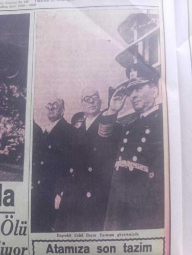 Cumhuriyet Gazetesi - Turkish Newspaper - 11 - 21 - 23 İkinciteşrin (Kasım) 11 Kasım 1953 tıpkıbasım ilk sayfalar - büyük milli matemimiz Atatürk fotoğrafı - Büyük Şefin ölümü önünde yazan Yunus Nadi - dolmabahçe'nin bayrağı yarı inik hazin manzarası Fotoğrafı - Dün İstanbul'dan bir köşe kara haber okunuyor fotoğraf - başvekil Celal Bayar Ankara'da - meclis bugün toplanıyor yeni Cumhurreisi intihabı ruznamenin yegane maddesini teşkil etmektedir- Ebedi Şef Atatürk Ankara'da - Gözyaşları ile uğurlanan büyük ölü Ankara'da - Atatürk Ankara'nın kucağında yazan Yunus Nadi - başvekil Celal Bayar yavuz güvertesinde - Kemalist Türkiye'nin kemalizm enstitüsü yazan Yunus Nadi - ebedi şefimizin Aziz naaşı Etnografya müzesindeki muvakkat istirahatgahında Fotoğrafı - İsmet İnönü Dün Ankara'da ecnebi matbuat mümessillerine mühim beyanatta bulundu - Reisicumhur İsmet İnönü büyük Ata'nın son istirahatgahında tazimle eğiliyor Fotoğrafı - büyük Atatürk Anıtkabir'e götürülürken Fotoğrafı - 10 Kasım 1938