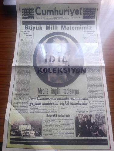 Cumhuriyet Gazetesi - Turkish Newspaper - 11 - 21 - 23 İkinciteşrin (Kasım) 11 Kasım 1953 tıpkıbasım ilk sayfalar - büyük milli matemimiz Atatürk fotoğrafı - Büyük Şefin ölümü önünde yazan Yunus Nadi - dolmabahçe'nin bayrağı yarı inik hazin manzarası Fotoğrafı - Dün İstanbul'dan bir köşe kara haber okunuyor fotoğraf - başvekil Celal Bayar Ankara'da - meclis bugün toplanıyor yeni Cumhurreisi intihabı ruznamenin yegane maddesini teşkil etmektedir- Ebedi Şef Atatürk Ankara'da - Gözyaşları ile uğurlanan büyük ölü Ankara'da - Atatürk Ankara'nın kucağında yazan Yunus Nadi - başvekil Celal Bayar yavuz güvertesinde - Kemalist Türkiye'nin kemalizm enstitüsü yazan Yunus Nadi - ebedi şefimizin Aziz naaşı Etnografya müzesindeki muvakkat istirahatgahında Fotoğrafı - İsmet İnönü Dün Ankara'da ecnebi matbuat mümessillerine mühim beyanatta bulundu - Reisicumhur İsmet İnönü büyük Ata'nın son istirahatgahında tazimle eğiliyor Fotoğrafı - büyük Atatürk Anıtkabir'e götürülürken Fotoğrafı - 10 Kasım 1938