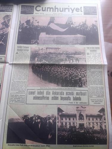 Cumhuriyet Gazetesi - Turkish Newspaper - 11 - 21 - 23 İkinciteşrin (Kasım) 11 Kasım 1953 tıpkıbasım ilk sayfalar - büyük milli matemimiz Atatürk fotoğrafı - Büyük Şefin ölümü önünde yazan Yunus Nadi - dolmabahçe'nin bayrağı yarı inik hazin manzarası Fotoğrafı - Dün İstanbul'dan bir köşe kara haber okunuyor fotoğraf - başvekil Celal Bayar Ankara'da - meclis bugün toplanıyor yeni Cumhurreisi intihabı ruznamenin yegane maddesini teşkil etmektedir- Ebedi Şef Atatürk Ankara'da - Gözyaşları ile uğurlanan büyük ölü Ankara'da - Atatürk Ankara'nın kucağında yazan Yunus Nadi - başvekil Celal Bayar yavuz güvertesinde - Kemalist Türkiye'nin kemalizm enstitüsü yazan Yunus Nadi - ebedi şefimizin Aziz naaşı Etnografya müzesindeki muvakkat istirahatgahında Fotoğrafı - İsmet İnönü Dün Ankara'da ecnebi matbuat mümessillerine mühim beyanatta bulundu - Reisicumhur İsmet İnönü büyük Ata'nın son istirahatgahında tazimle eğiliyor Fotoğrafı - büyük Atatürk Anıtkabir'e götürülürken Fotoğrafı - 10 Kasım 1938