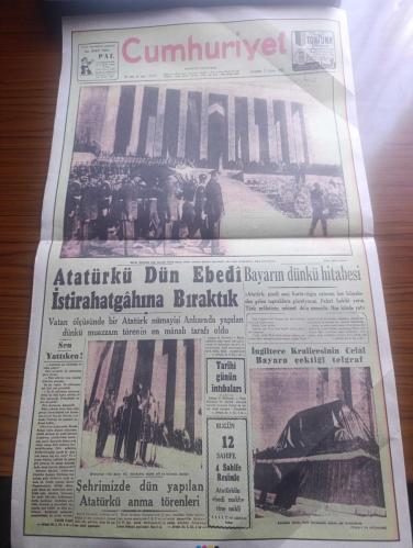 Cumhuriyet Gazetesi - Turkish Newspaper - 11 - 21 - 23 İkinciteşrin (Kasım) 11 Kasım 1953 tıpkıbasım ilk sayfalar - büyük milli matemimiz Atatürk fotoğrafı - Büyük Şefin ölümü önünde yazan Yunus Nadi - dolmabahçe'nin bayrağı yarı inik hazin manzarası Fotoğrafı - Dün İstanbul'dan bir köşe kara haber okunuyor fotoğraf - başvekil Celal Bayar Ankara'da - meclis bugün toplanıyor yeni Cumhurreisi intihabı ruznamenin yegane maddesini teşkil etmektedir- Ebedi Şef Atatürk Ankara'da - Gözyaşları ile uğurlanan büyük ölü Ankara'da - Atatürk Ankara'nın kucağında yazan Yunus Nadi - başvekil Celal Bayar yavuz güvertesinde - Kemalist Türkiye'nin kemalizm enstitüsü yazan Yunus Nadi - ebedi şefimizin Aziz naaşı Etnografya müzesindeki muvakkat istirahatgahında Fotoğrafı - İsmet İnönü Dün Ankara'da ecnebi matbuat mümessillerine mühim beyanatta bulundu - Reisicumhur İsmet İnönü büyük Ata'nın son istirahatgahında tazimle eğiliyor Fotoğrafı - büyük Atatürk Anıtkabir'e götürülürken Fotoğrafı - 10 Kasım 1938