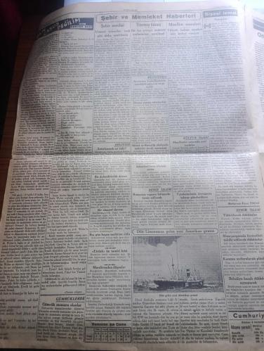 Cumhuriyet Gazetesi - Turkish Newspaper - 10 İkinciteşrin (Kasım) 1939 - kalbimizdeki güneş yazan Yunus Nadi Başmakale - büyük matemimiz - Atatürk heykeltraş Kenan'ın eseri Fotoğrafı - büyük ölüye yazan Mithat Cemal - Acı yıldönümü yazan Nadir Nadi Başmakale - Bugün saat 9'u 5 geçe İstanbul'daki bütün halkevlerinde 10 Kasım ihtifali yapılacaktır - Eminönü halkevinde Vali ve belediye reisi Lütfi Kırdar'la İstanbul kumandanı General Halis tören'de hazır bulunacaklar - Sarayburnu Atatürk abidesine Taksim abidesine Harbiye mektebi önündeki Atatürk abidesine çelek konulacak - Onsuz geçen yıl yazan Peyami Safa - ebedi Atamız Ankara'ya son teşyiinde Yavuz zırhlısı ile İzmit'e götürülürken - Atatürk'ün ölüm odasında Yazan İsmail Habip - yüksek tahsil gençliğinin Taksim'de Cumhuriyet abidesi önünde yaptığı muazzam miting - Salih Bozok anlatıyor - Anafartalar grubu kumandanı miralay Mustafa Kemal ve maiyeti Fotoğrafı - Atatürk bir gün gelecek ki ben hepinize başkumandan olacağım - 10 Kasım 1938