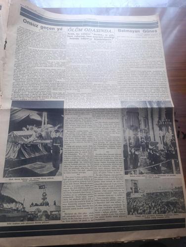Cumhuriyet Gazetesi - Turkish Newspaper - 10 İkinciteşrin (Kasım) 1939 - kalbimizdeki güneş yazan Yunus Nadi Başmakale - büyük matemimiz - Atatürk heykeltraş Kenan'ın eseri Fotoğrafı - büyük ölüye yazan Mithat Cemal - Acı yıldönümü yazan Nadir Nadi Başmakale - Bugün saat 9'u 5 geçe İstanbul'daki bütün halkevlerinde 10 Kasım ihtifali yapılacaktır - Eminönü halkevinde Vali ve belediye reisi Lütfi Kırdar'la İstanbul kumandanı General Halis tören'de hazır bulunacaklar - Sarayburnu Atatürk abidesine Taksim abidesine Harbiye mektebi önündeki Atatürk abidesine çelek konulacak - Onsuz geçen yıl yazan Peyami Safa - ebedi Atamız Ankara'ya son teşyiinde Yavuz zırhlısı ile İzmit'e götürülürken - Atatürk'ün ölüm odasında Yazan İsmail Habip - yüksek tahsil gençliğinin Taksim'de Cumhuriyet abidesi önünde yaptığı muazzam miting - Salih Bozok anlatıyor - Anafartalar grubu kumandanı miralay Mustafa Kemal ve maiyeti Fotoğrafı - Atatürk bir gün gelecek ki ben hepinize başkumandan olacağım - 10 Kasım 1938