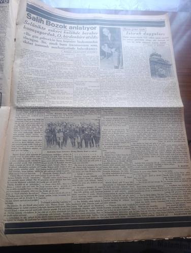 Cumhuriyet Gazetesi - Turkish Newspaper - 10 İkinciteşrin (Kasım) 1939 - kalbimizdeki güneş yazan Yunus Nadi Başmakale - büyük matemimiz - Atatürk heykeltraş Kenan'ın eseri Fotoğrafı - büyük ölüye yazan Mithat Cemal - Acı yıldönümü yazan Nadir Nadi Başmakale - Bugün saat 9'u 5 geçe İstanbul'daki bütün halkevlerinde 10 Kasım ihtifali yapılacaktır - Eminönü halkevinde Vali ve belediye reisi Lütfi Kırdar'la İstanbul kumandanı General Halis tören'de hazır bulunacaklar - Sarayburnu Atatürk abidesine Taksim abidesine Harbiye mektebi önündeki Atatürk abidesine çelek konulacak - Onsuz geçen yıl yazan Peyami Safa - ebedi Atamız Ankara'ya son teşyiinde Yavuz zırhlısı ile İzmit'e götürülürken - Atatürk'ün ölüm odasında Yazan İsmail Habip - yüksek tahsil gençliğinin Taksim'de Cumhuriyet abidesi önünde yaptığı muazzam miting - Salih Bozok anlatıyor - Anafartalar grubu kumandanı miralay Mustafa Kemal ve maiyeti Fotoğrafı - Atatürk bir gün gelecek ki ben hepinize başkumandan olacağım - 10 Kasım 1938