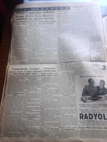 Cumhuriyet Gazetesi - Turkish Newspaper - 10 İkinciteşrin (Kasım) 1939 - kalbimizdeki güneş yazan Yunus Nadi Başmakale - büyük matemimiz - Atatürk heykeltraş Kenan'ın eseri Fotoğrafı - büyük ölüye yazan Mithat Cemal - Acı yıldönümü yazan Nadir Nadi Başmakale - Bugün saat 9'u 5 geçe İstanbul'daki bütün halkevlerinde 10 Kasım ihtifali yapılacaktır - Eminönü halkevinde Vali ve belediye reisi Lütfi Kırdar'la İstanbul kumandanı General Halis tören'de hazır bulunacaklar - Sarayburnu Atatürk abidesine Taksim abidesine Harbiye mektebi önündeki Atatürk abidesine çelek konulacak - Onsuz geçen yıl yazan Peyami Safa - ebedi Atamız Ankara'ya son teşyiinde Yavuz zırhlısı ile İzmit'e götürülürken - Atatürk'ün ölüm odasında Yazan İsmail Habip - yüksek tahsil gençliğinin Taksim'de Cumhuriyet abidesi önünde yaptığı muazzam miting - Salih Bozok anlatıyor - Anafartalar grubu kumandanı miralay Mustafa Kemal ve maiyeti Fotoğrafı - Atatürk bir gün gelecek ki ben hepinize başkumandan olacağım - 10 Kasım 1938