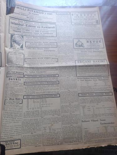 Cumhuriyet Gazetesi - Turkish Newspaper - 10 İkinciteşrin (Kasım) 1939 - kalbimizdeki güneş yazan Yunus Nadi Başmakale - büyük matemimiz - Atatürk heykeltraş Kenan'ın eseri Fotoğrafı - büyük ölüye yazan Mithat Cemal - Acı yıldönümü yazan Nadir Nadi Başmakale - Bugün saat 9'u 5 geçe İstanbul'daki bütün halkevlerinde 10 Kasım ihtifali yapılacaktır - Eminönü halkevinde Vali ve belediye reisi Lütfi Kırdar'la İstanbul kumandanı General Halis tören'de hazır bulunacaklar - Sarayburnu Atatürk abidesine Taksim abidesine Harbiye mektebi önündeki Atatürk abidesine çelek konulacak - Onsuz geçen yıl yazan Peyami Safa - ebedi Atamız Ankara'ya son teşyiinde Yavuz zırhlısı ile İzmit'e götürülürken - Atatürk'ün ölüm odasında Yazan İsmail Habip - yüksek tahsil gençliğinin Taksim'de Cumhuriyet abidesi önünde yaptığı muazzam miting - Salih Bozok anlatıyor - Anafartalar grubu kumandanı miralay Mustafa Kemal ve maiyeti Fotoğrafı - Atatürk bir gün gelecek ki ben hepinize başkumandan olacağım - 10 Kasım 1938