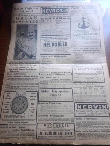 Cumhuriyet Gazetesi - Turkish Newspaper - 10 İkinciteşrin (Kasım) 1939 - kalbimizdeki güneş yazan Yunus Nadi Başmakale - büyük matemimiz - Atatürk heykeltraş Kenan'ın eseri Fotoğrafı - büyük ölüye yazan Mithat Cemal - Acı yıldönümü yazan Nadir Nadi Başmakale - Bugün saat 9'u 5 geçe İstanbul'daki bütün halkevlerinde 10 Kasım ihtifali yapılacaktır - Eminönü halkevinde Vali ve belediye reisi Lütfi Kırdar'la İstanbul kumandanı General Halis tören'de hazır bulunacaklar - Sarayburnu Atatürk abidesine Taksim abidesine Harbiye mektebi önündeki Atatürk abidesine çelek konulacak - Onsuz geçen yıl yazan Peyami Safa - ebedi Atamız Ankara'ya son teşyiinde Yavuz zırhlısı ile İzmit'e götürülürken - Atatürk'ün ölüm odasında Yazan İsmail Habip - yüksek tahsil gençliğinin Taksim'de Cumhuriyet abidesi önünde yaptığı muazzam miting - Salih Bozok anlatıyor - Anafartalar grubu kumandanı miralay Mustafa Kemal ve maiyeti Fotoğrafı - Atatürk bir gün gelecek ki ben hepinize başkumandan olacağım - 10 Kasım 1938