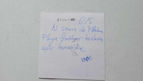 TÜRKİYE CUMHURİYETİ ESKİ SAĞLIK BAKANI YILDIRIM AKTUNA'NIN ORİJİNAL AJANS-BASIN FOTOĞRAFI - 12 x 12 cm EBADINDA - YILDIRIM AKTUNA, NURETTİN SÖZEN'LE BİRLİKTE FLORYA ŞENLİKSPOR TESİSLERİNİN AÇILIŞINI YAPARKEN ÇEKİLMİŞ BİR KARE, MART 1991