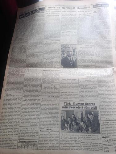 Cumhuriyet Gazetesi - Turkish Newspaper - 11 İkinciteşrin (Kasım ) 1939 - milli matem günü yazan Yunus Nadi Başmakale - Atatürk'ün ölüm yıldönümü - abide önünde ağlayan bir ana Fotoğrafı - Taksim'de Cumhuriyet abidesi önünde toplanan binlerce genç İstiklal marşı'nı söylüyor fotoğraf - matem ızdırapları ile ağlaşan kızlarımız Fotoğrafı - halkevlerinde yapılan toplantıda ölmez Kahraman Atatürk'ün eserlere sadık kalacaklarını bir kere daha tekrarlayarak ant içtiler Fotoğrafı - yüksek tahsil gençleri  dün üniversitede yapılan ihtifalde rektörün hitabesini dinliyorlar - üniversitede büyük ölünün büstü önünde Nutuk söyleniyor Fotoğrafı - Milli şefimiz İsmet İnönü dün Atatürk'ün kabrini ziyaret ederek çelenk koydu - hitlere karşı yapılan suikast - Salih Bozok anlatıyor konuşan Salahattin Güngör - haydarpaşa'da umumi harp esnasında General Von Falkenhayn sağda Yedinci Ordu kumandanı Mustafa Kemal Paşa Fotoğrafı - harp akademisi'nde de dün Atatürk için yapılan toplantı - 10 Kasım 1938
