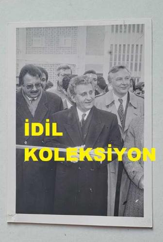 TÜRKİYE CUMHURİYETİ ESKİ SAĞLIK BAKANI YILDIRIM AKTUNA'NIN ORİJİNAL AJANS-BASIN FOTOĞRAFI - 12 x 9 cm EBADINDA - YILDIRIM AKTUNA, ALO DETERJANI ARITMA TESİSİ AÇILIŞ TÖRENİNDE KURDELE KESERKEN ÇEKİLMİŞ BİR KARE, ŞUBAT 1992