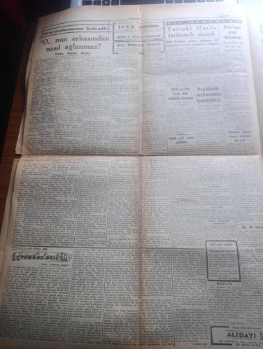 Cumhuriyet Gazetesi - Turkish Newspaper - 10 Kasım 1949 - Atatürk için kanun yazan Nadir Nadi Başmakale - büyük milli matem günümüz - Atatürk portresi resim - Atatürk'ü 11 yıl önce bu sabah dokuzu beş geçe kaybetmiştik - bütün yurt bugün heyecanla Atatürk'ü anıyor - üniversiteler mektepler ve bütün halkevlerinde toplantılar yapacak - Atatürk inkılaplarını sofya'da ataşemiliterken tasarlamış bulunuyordu - Atatürk'ün sofya'dan arkadaşı Şakir Zümrenin o zamana ait hatıraları - Atatürk'ün hayatına ait bilmediğimiz iki hatıra - Atatürk'ün katibi umumisi Hasan Rıza Soyak serbest fırka ve Hatay günlerini anlatıyor fotoğraf - Atatürk'ün hayat senfonisi Yazan İsmail Habib Sevük - gençliğe hitabe Atatürk - Atatürk'ün ölüm günlerinde yazılan en güzel şiirler - Atamızı Tavaf şiiri yazan İbrahim Alaattin - Atatürk'ün arkasından nasıl ağlanmaz yazan Haydar Berköz - Turgut Reis yazan halikarnas balıkçısı Yazı Dizisi  - Atatürk'ün hayatı İpek Taksim ve Alkazar sinemalarında - 10 Kasım 1938